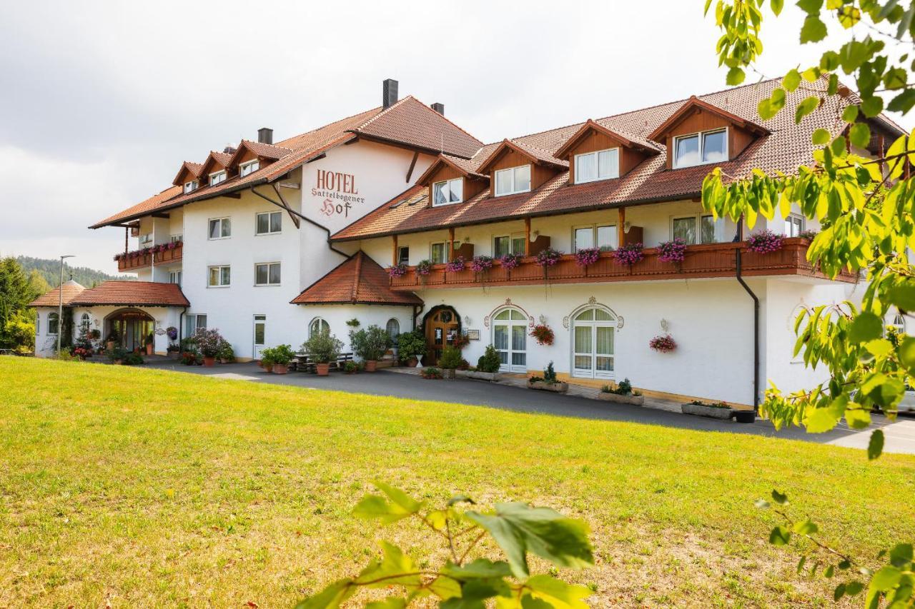 ホテル Sattelbogener Hof Traitsching エクステリア 写真